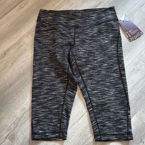Zella slim fit short leggings size large. NWT